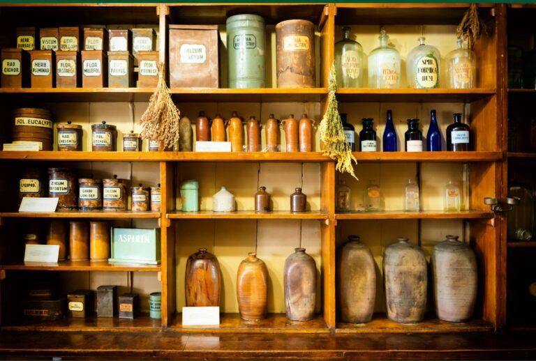 alter Apothekenschrank